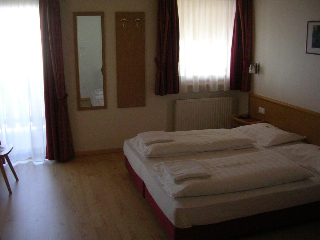 Garni La Tambra Hotel Selva di Val Gardena Room photo